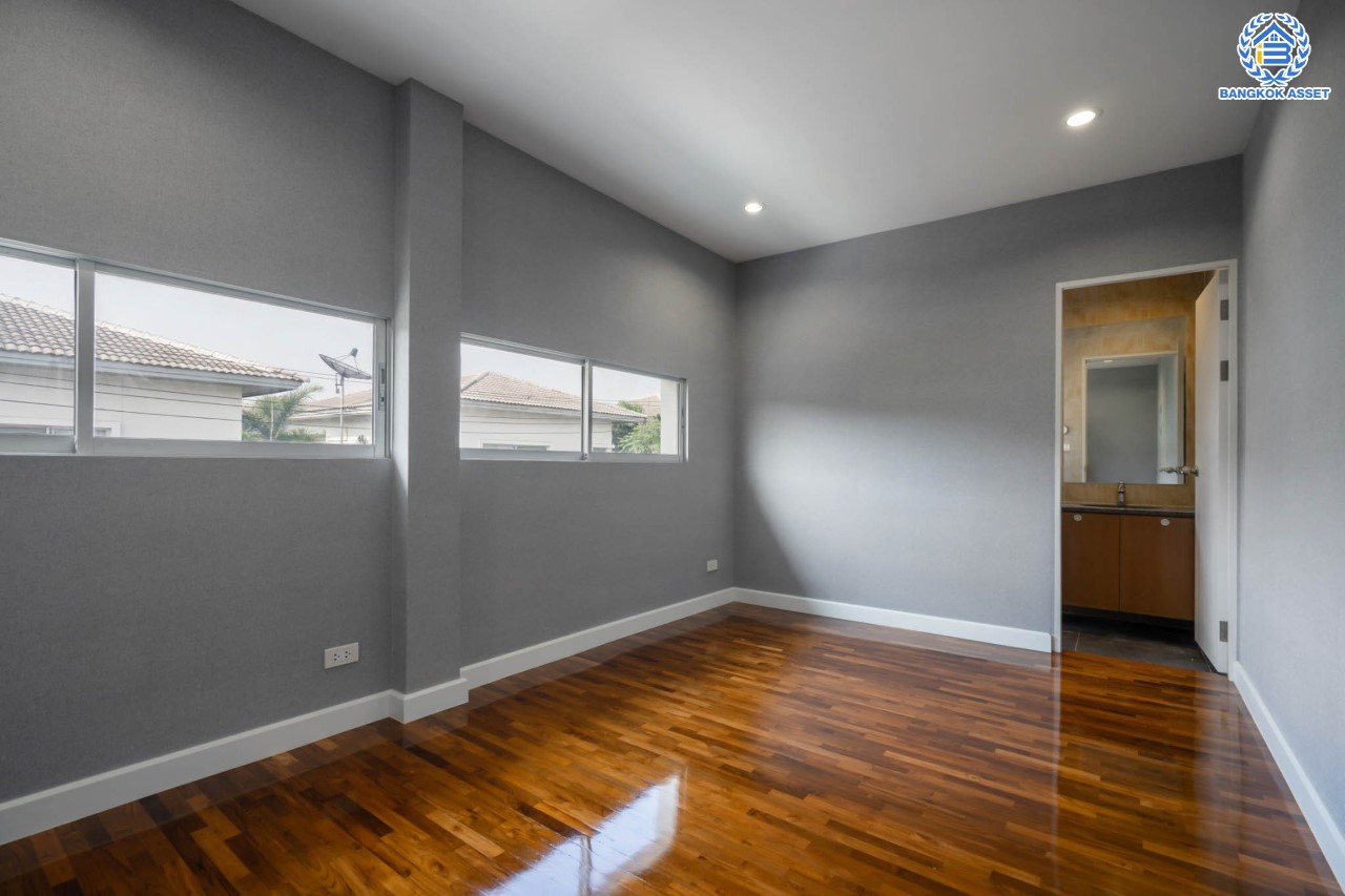 บ้านมือสองตกแต่งใหม่ ม.โนเบิลจีโอ วัชรพล ดีไซน์สุดโดดเด่น เนื้อที่ 65.2 ตร.ว. ฟังก์ชันจัดเต็ม 3 ห้องนอน 5 ห้องน้ำ (ห้องนอนทุกห้องมีห้องน้ำในตัว) 1 ห้องแม่บ้าน จอดรถได้ 2 คัน บนทำเลเดินทางสะดวก ใกล้เซ็นทรัลรามอินทรา, ห้าแยกวัชรพล, จุดขึ้นทางด่วน "ฉลองรัช" และรถไฟฟ้าสายสีชมพู "สถานีวัชรพล"